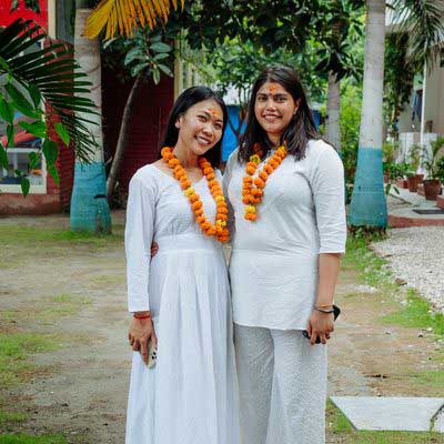 yoga-teacher-training-kerala-student-friends_HY8K